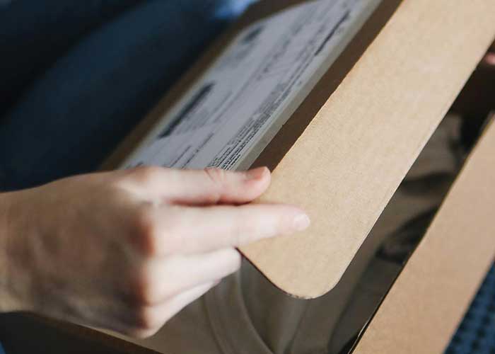 Cliente recogiendo un paquete en el Punto Pack de Lavamat.
