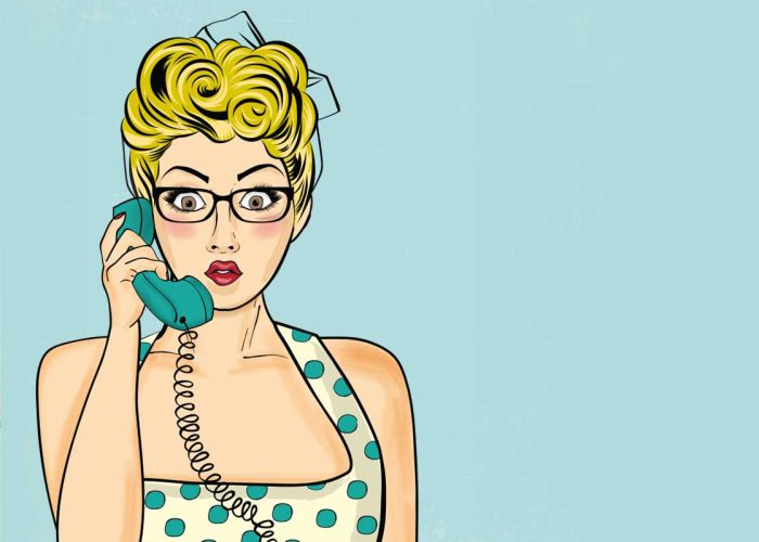 Chica atendiendo el teléfono en servicio de contacto de lavandería autoservicio Lavamat en Logroño